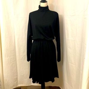 Vintage Lloyd Williams womens wool dress. Back zipper. Elastic waist.